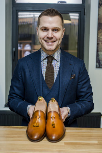 Константин Ефимов с парой обуви ручной работы