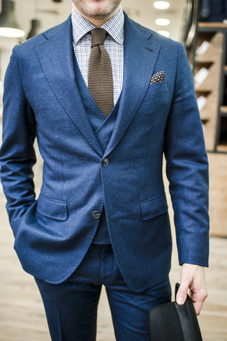 Мужчина в синем классическом костюме
